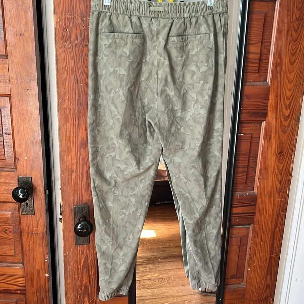 ATHLETA Farallon Jogger, Printed Laurel Olive size 6